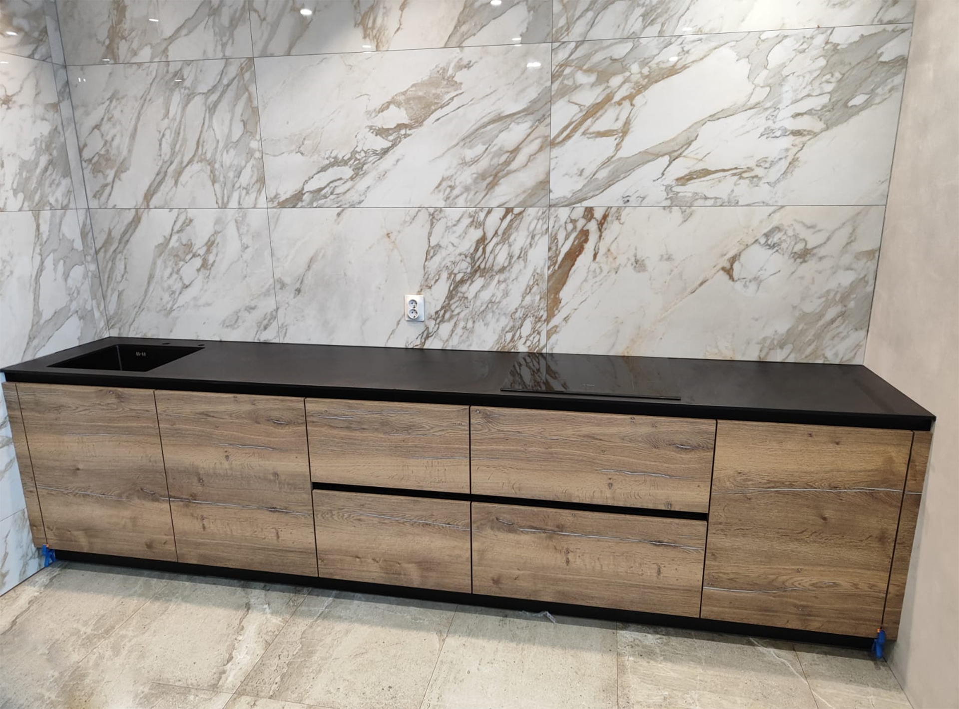 Фото прямая однотонная чёрная кухонная столешница из HPL компакт-пластика