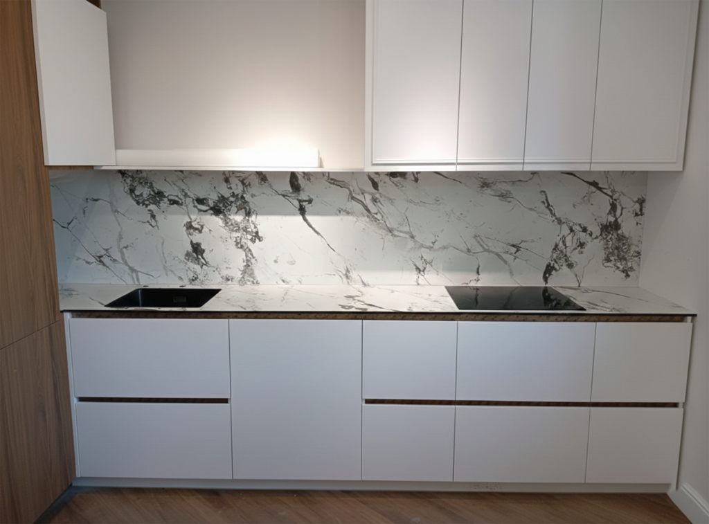 Фото прямая столешница и фартук для кухни из HPL компакт-пластика под мрамор