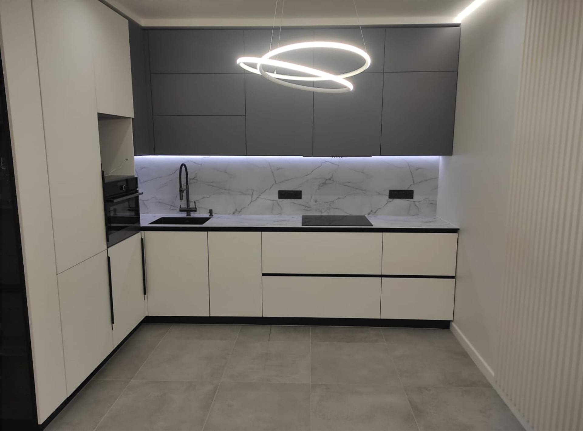 Фото прямая столешница и стеновая панель для кухни в одном цвете под камень