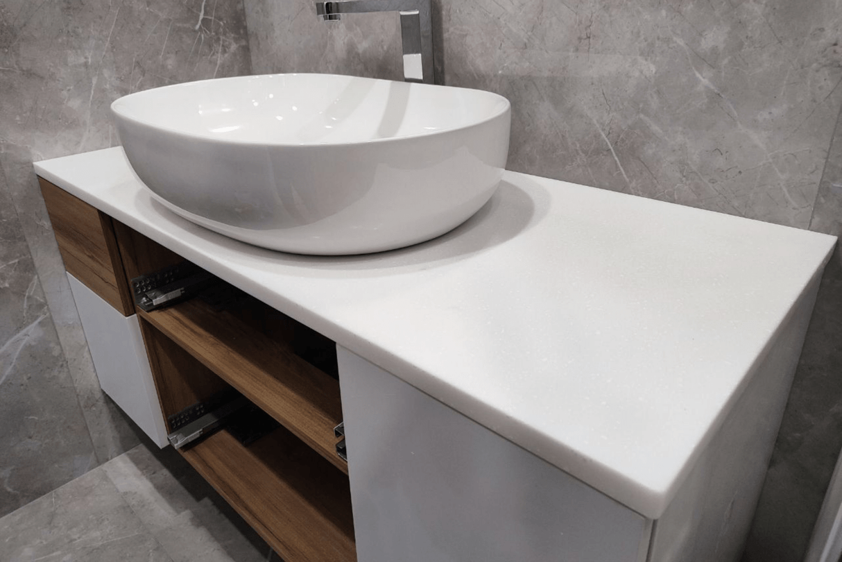 Белая столешница из акрилового камня с накладной овальной раковиной, современный дизайн для ванной комнаты.