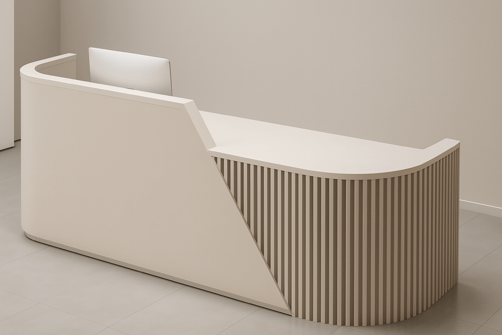 Современная белая стойка из акрилового камня с радиусными формами и вертикальными рейками в минималистичном интерьере офиса или салона.