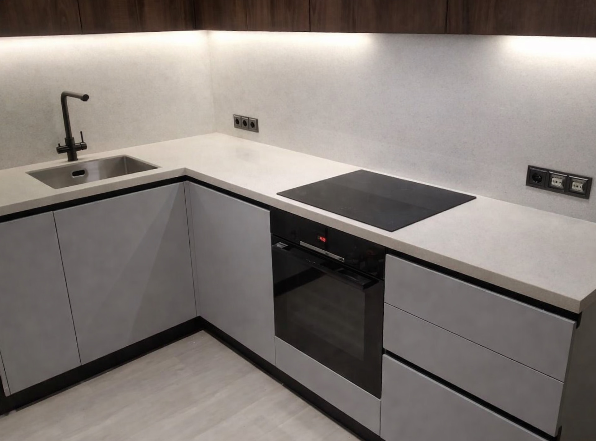 Фото угловая столешница для кухни белого цвета из акрилового камня