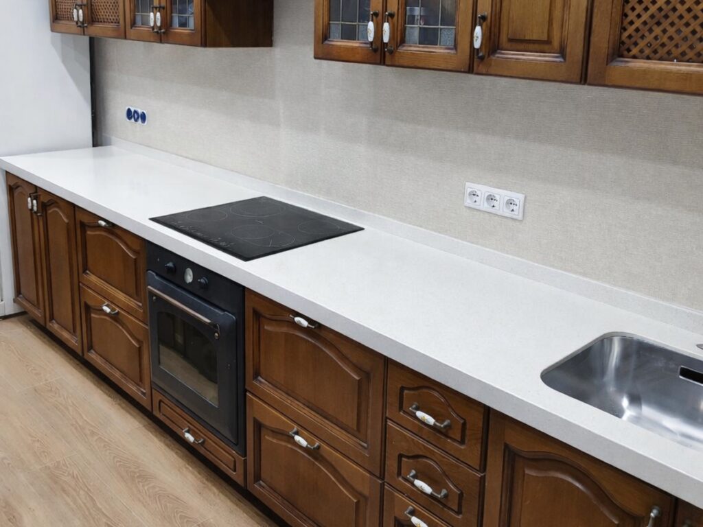 Фото прямая кухонная столешница белого цвета из акрилового камня