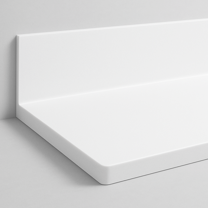 Белая стеновая панель из акрилового камня, плавно переходящая в столешницу, с бесшовным соединением, вид под углом на сером фоне.